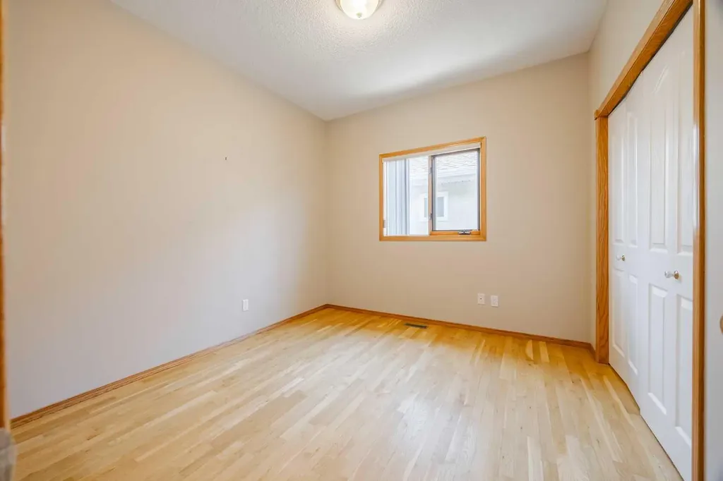 121 Scenic View Bay NW Calgary AB T3L 1Z7