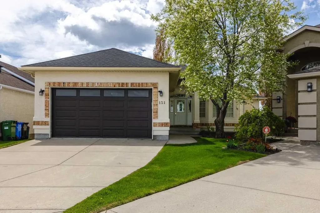 121 Scenic View Bay NW Calgary AB T3L 1Z7