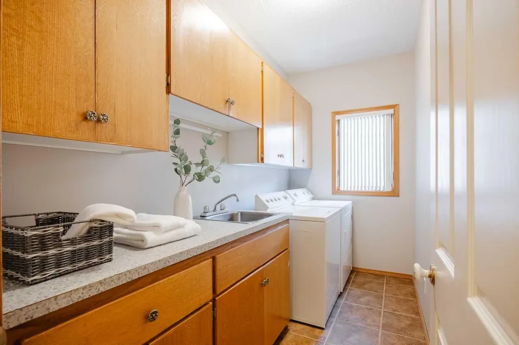 121 Scenic View Bay NW Calgary AB T3L 1Z7