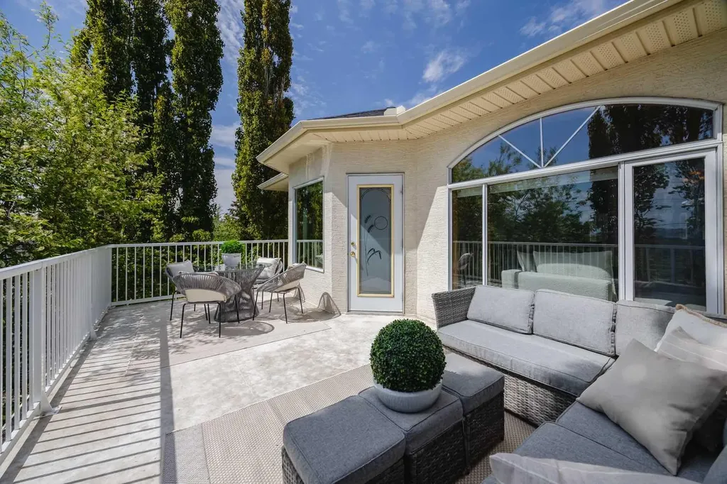 121 Scenic View Bay NW Calgary AB T3L 1Z7