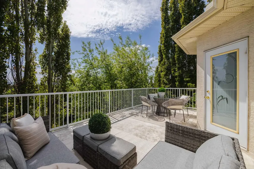 121 Scenic View Bay NW Calgary AB T3L 1Z7