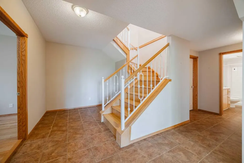 121 Scenic View Bay NW Calgary AB T3L 1Z7