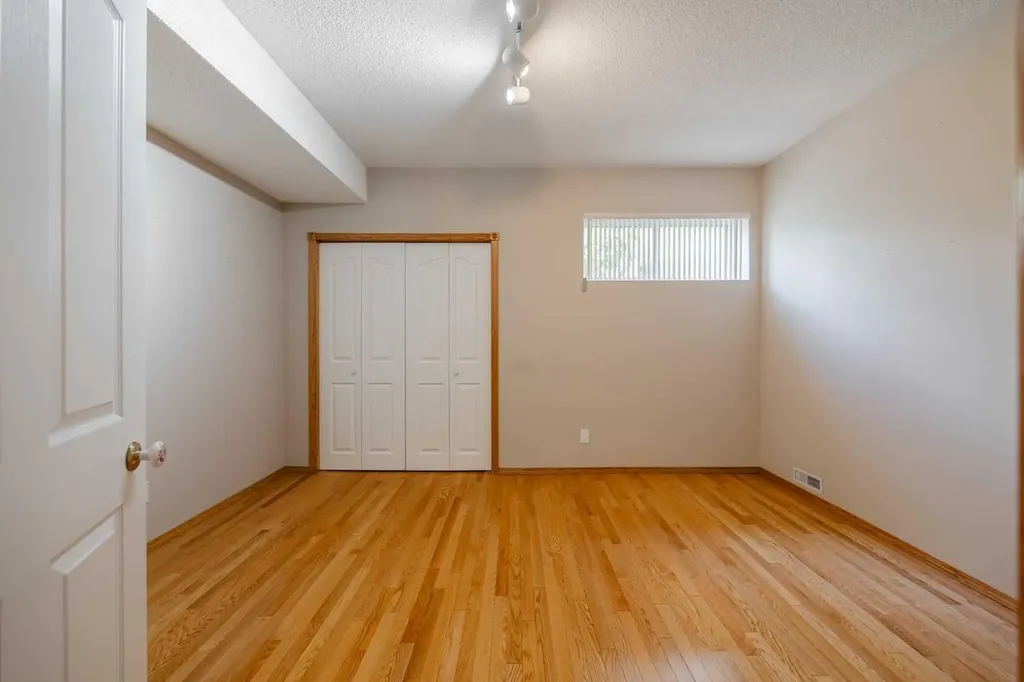 121 Scenic View Bay NW Calgary AB T3L 1Z7
