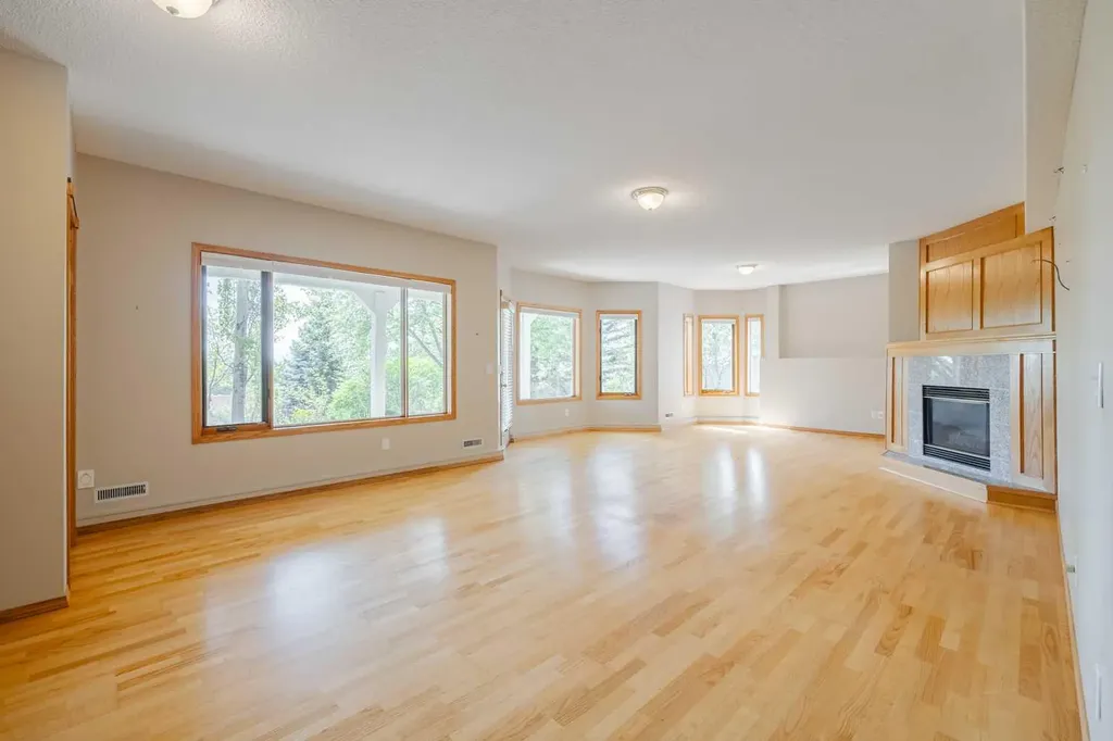 121 Scenic View Bay NW Calgary AB T3L 1Z7