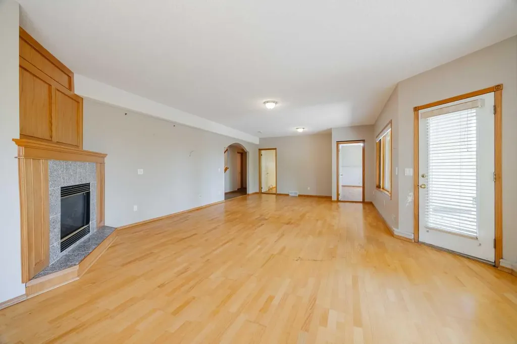 121 Scenic View Bay NW Calgary AB T3L 1Z7