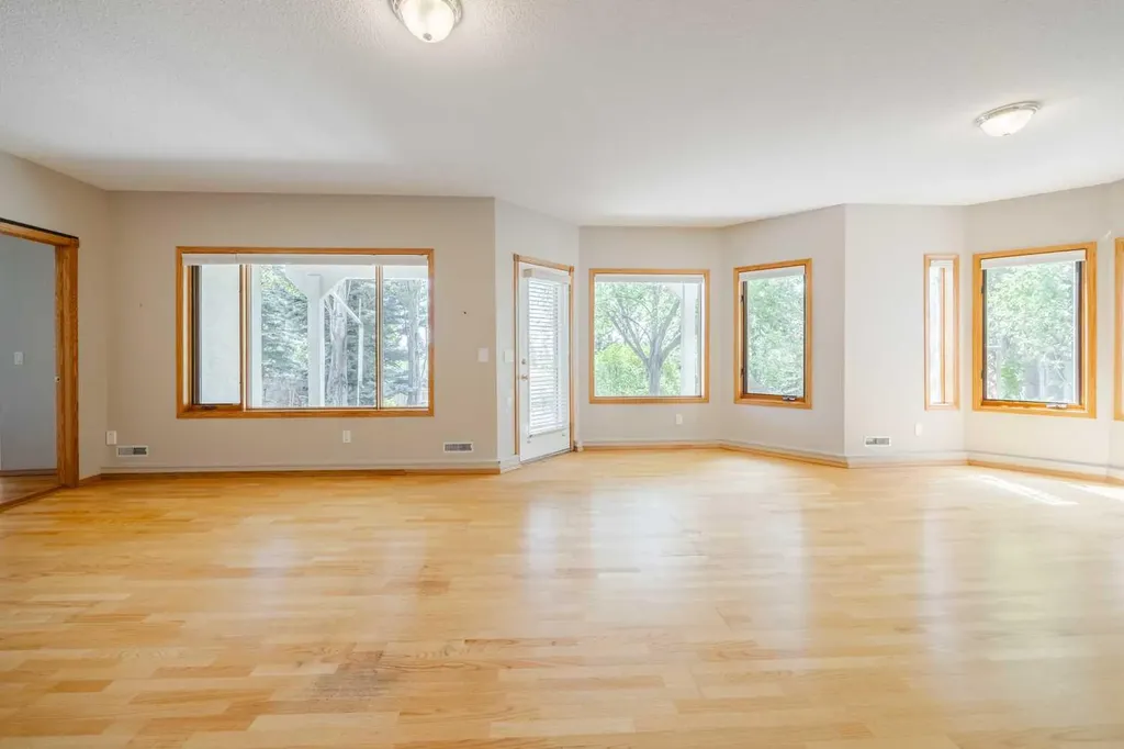 121 Scenic View Bay NW Calgary AB T3L 1Z7