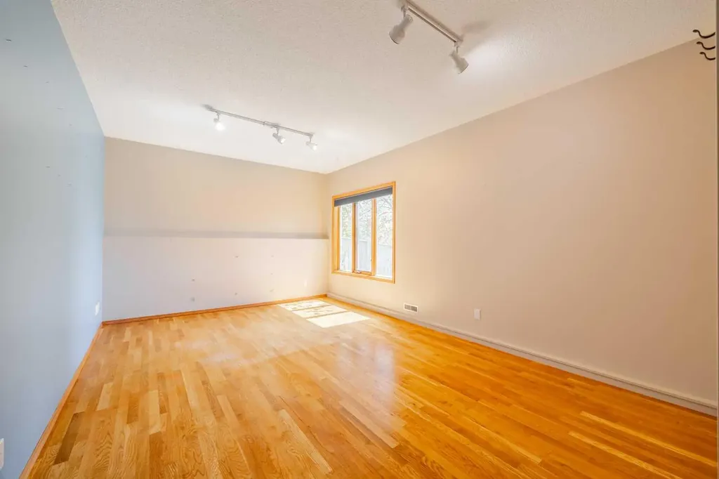 121 Scenic View Bay NW Calgary AB T3L 1Z7