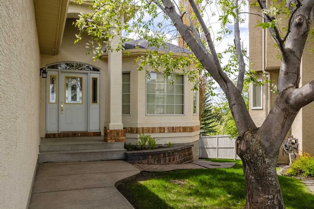 121 Scenic View Bay NW Calgary AB T3L 1Z7