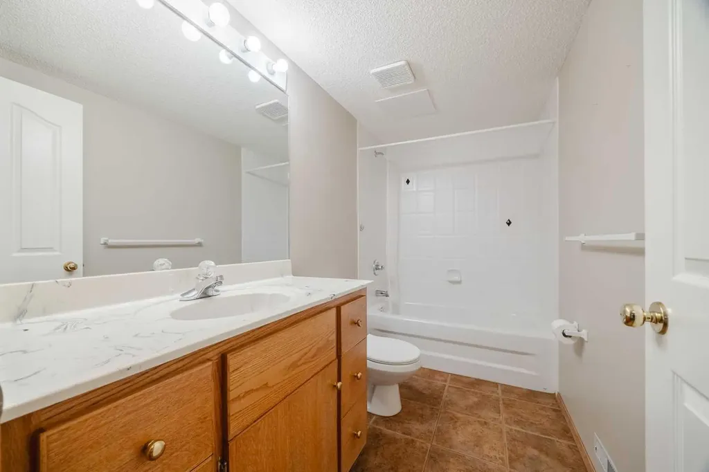 121 Scenic View Bay NW Calgary AB T3L 1Z7