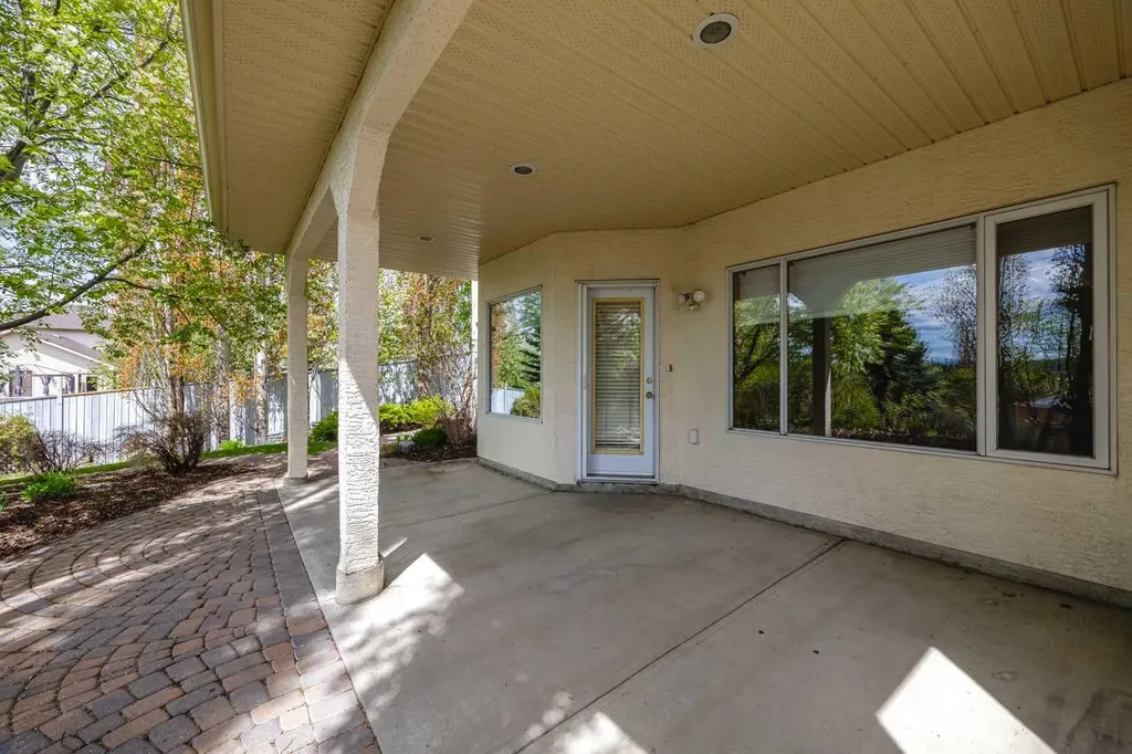 121 Scenic View Bay NW Calgary AB T3L 1Z7