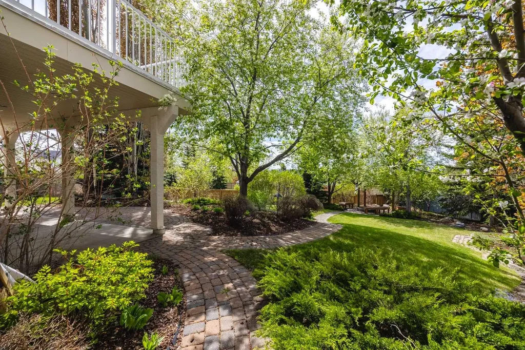 121 Scenic View Bay NW Calgary AB T3L 1Z7