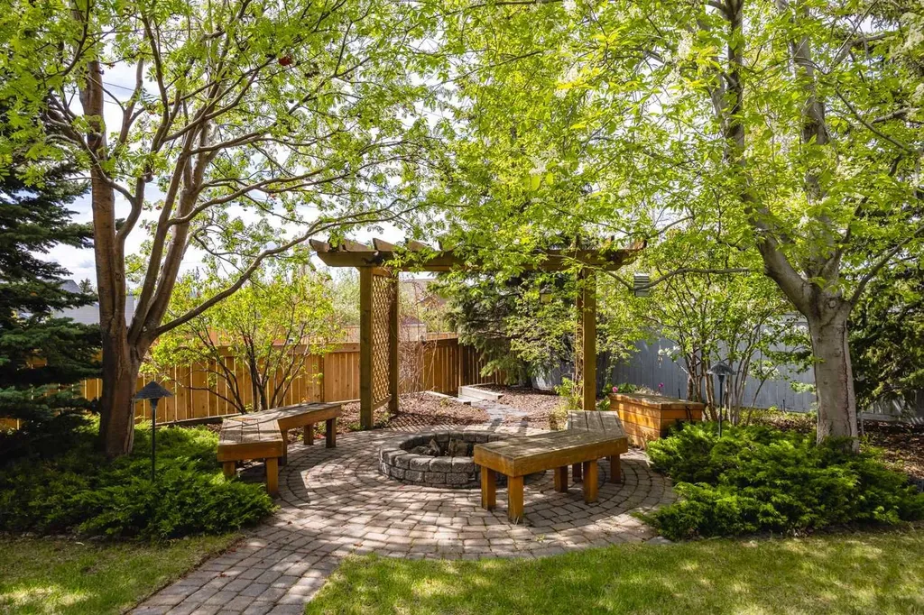121 Scenic View Bay NW Calgary AB T3L 1Z7