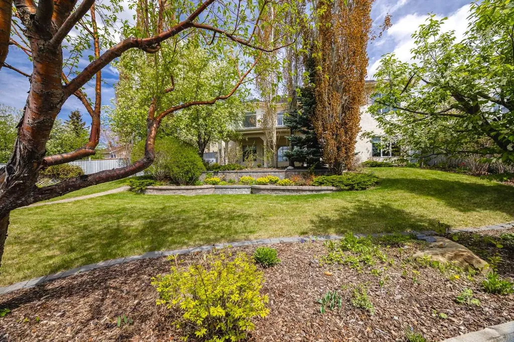 121 Scenic View Bay NW Calgary AB T3L 1Z7