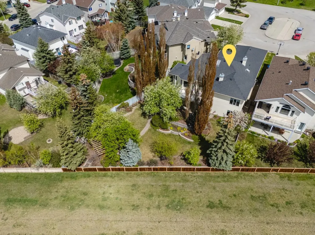 121 Scenic View Bay NW Calgary AB T3L 1Z7