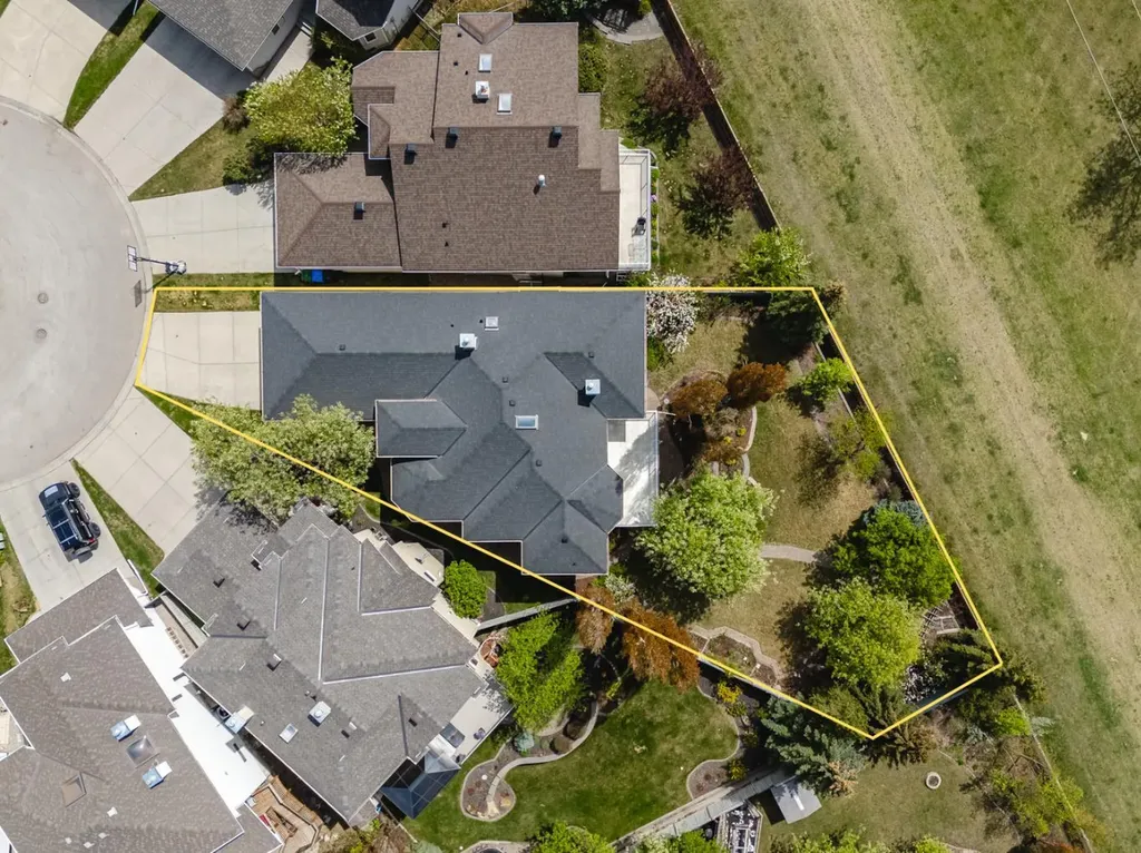 121 Scenic View Bay NW Calgary AB T3L 1Z7