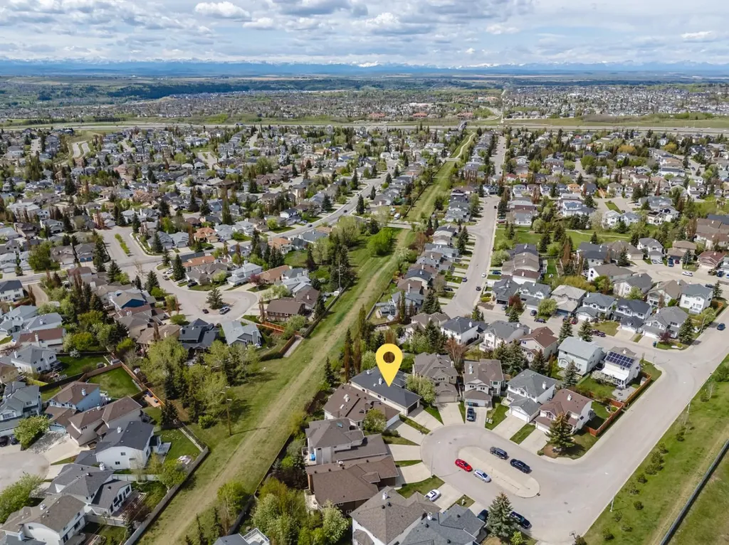 121 Scenic View Bay NW Calgary AB T3L 1Z7