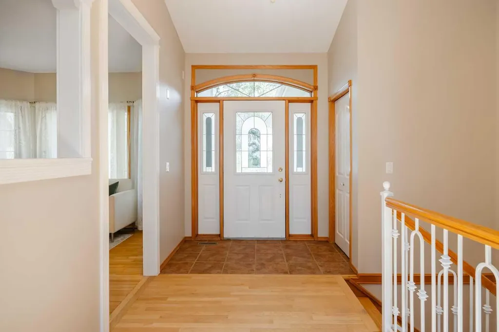 121 Scenic View Bay NW Calgary AB T3L 1Z7