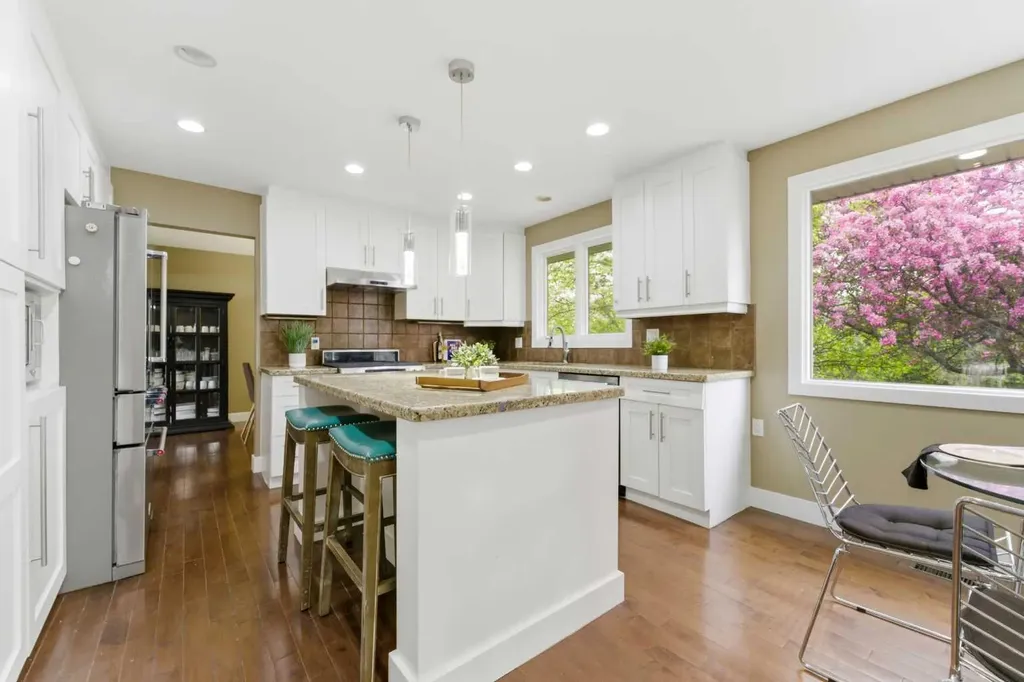 36 Varsity Estates Court NW Calgary AB T3B 5B1