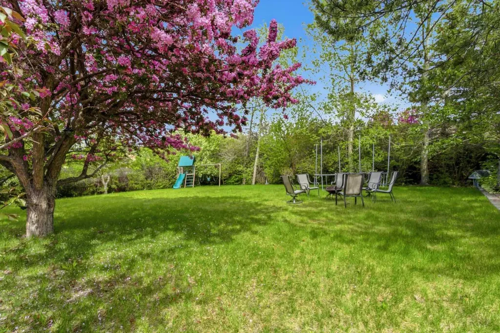 36 Varsity Estates Court NW Calgary AB T3B 5B1