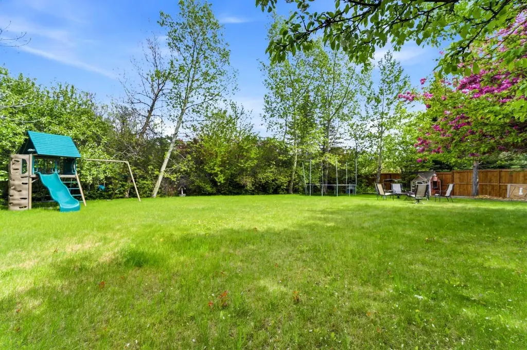 36 Varsity Estates Court NW Calgary AB T3B 5B1
