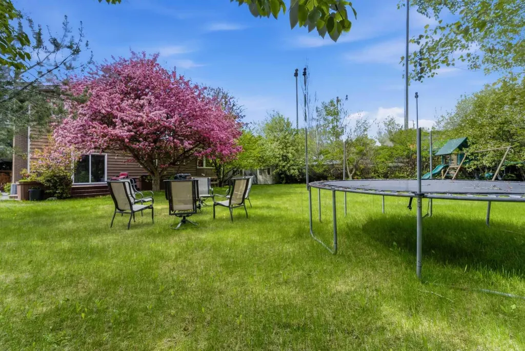 36 Varsity Estates Court NW Calgary AB T3B 5B1