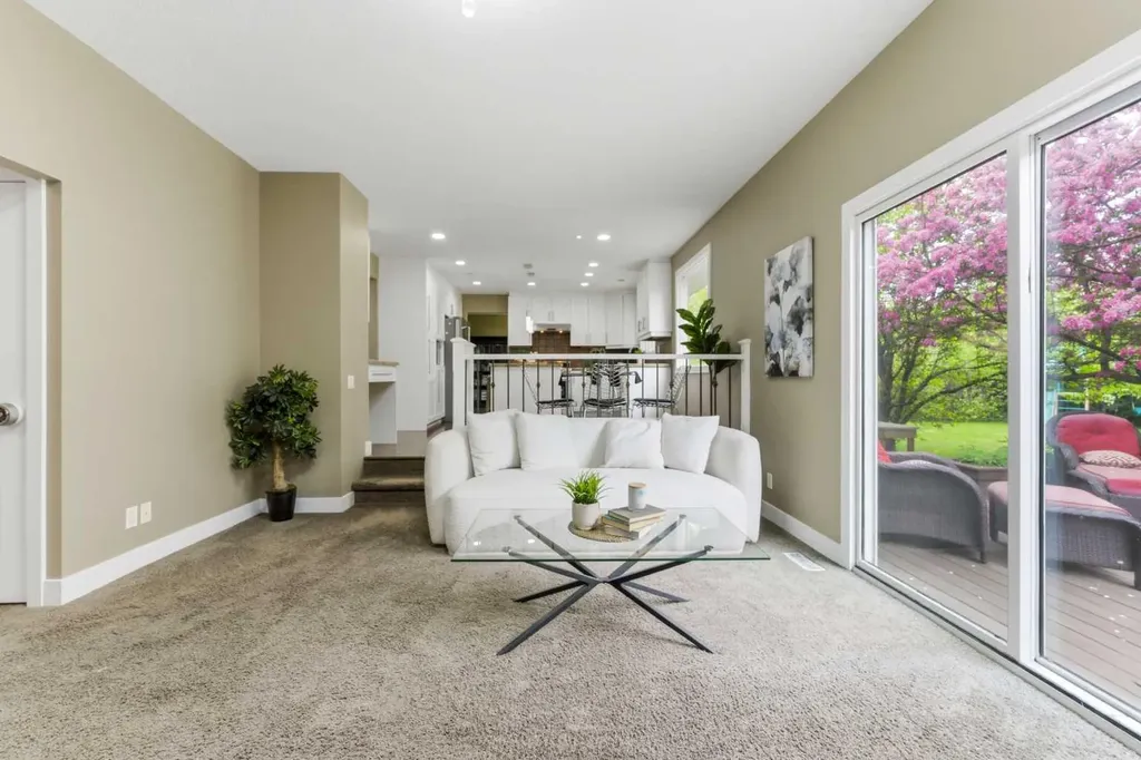 36 Varsity Estates Court NW Calgary AB T3B 5B1