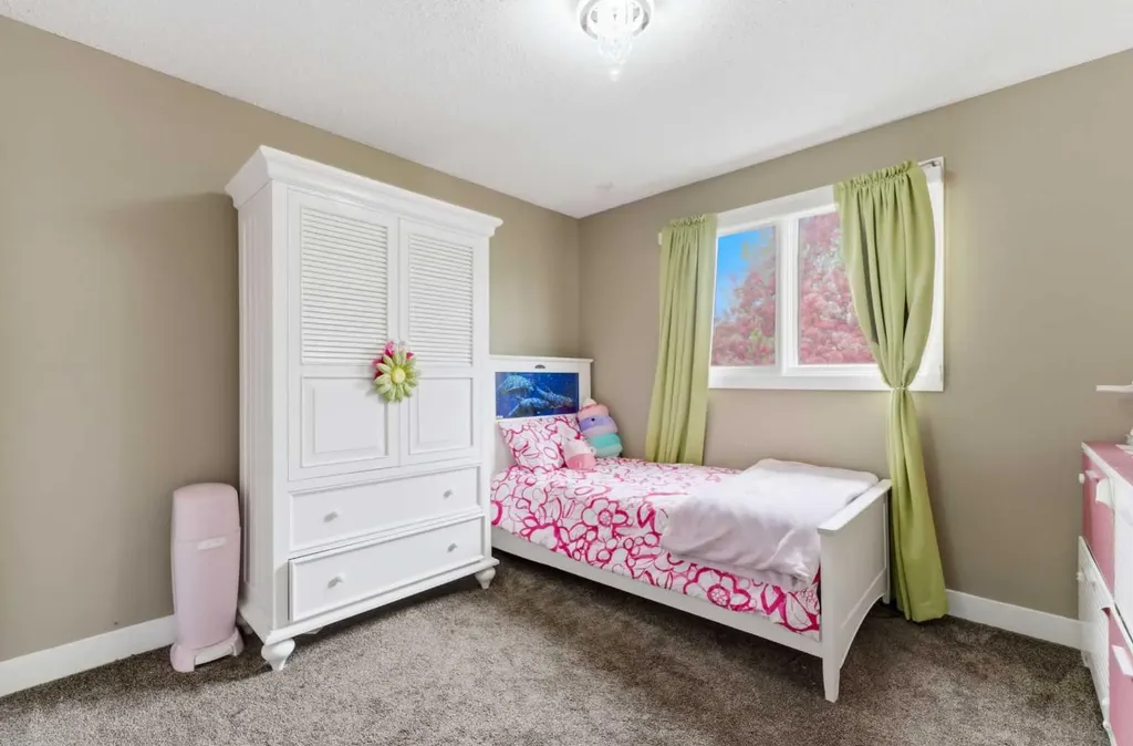 36 Varsity Estates Court NW Calgary AB T3B 5B1