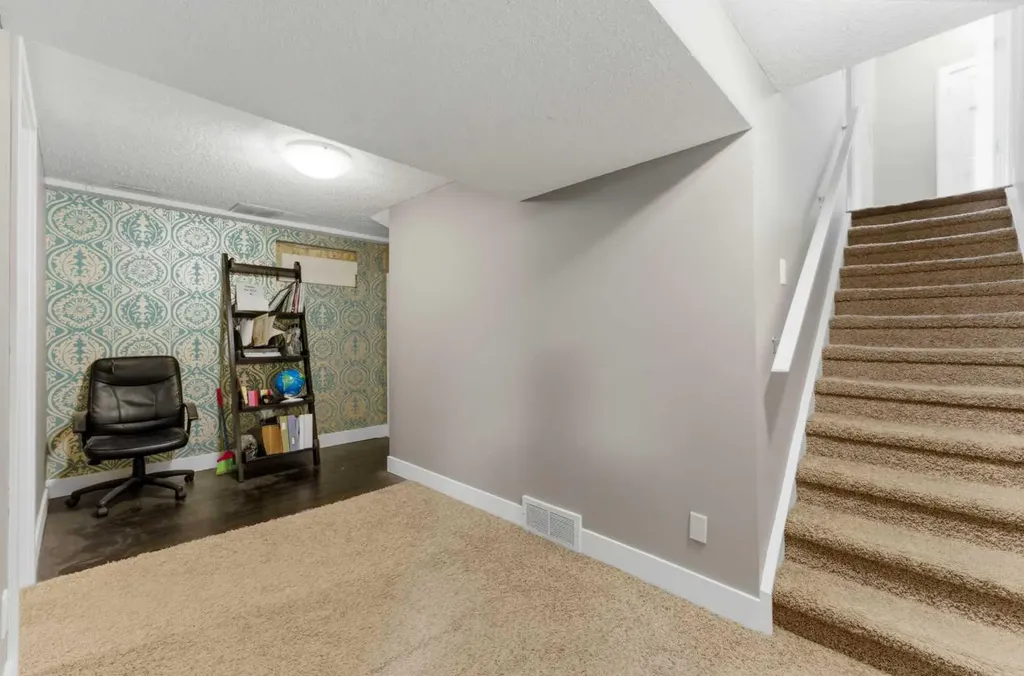 36 Varsity Estates Court NW Calgary AB T3B 5B1