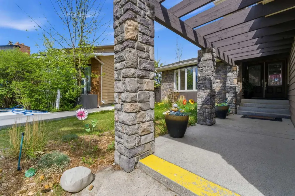 36 Varsity Estates Court NW Calgary AB T3B 5B1
