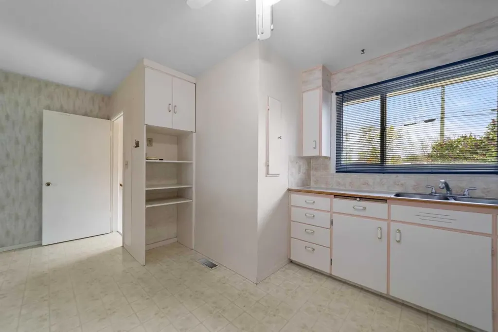 5805 48a Avenue Camrose AB T4V 0L4