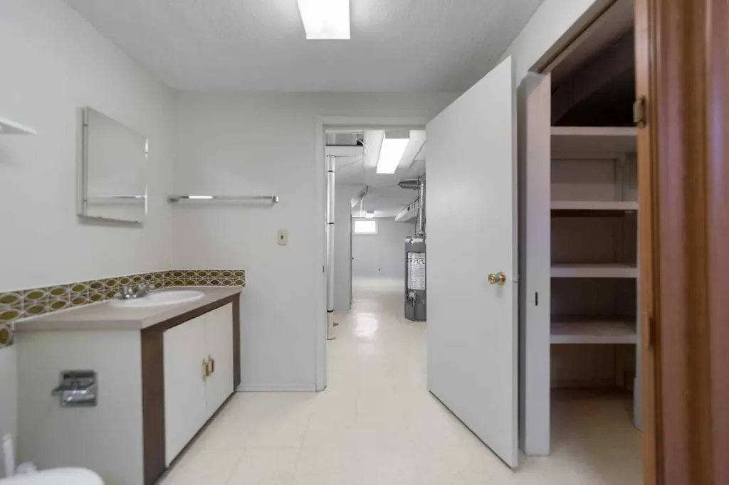 5805 48a Avenue Camrose AB T4V 0L4