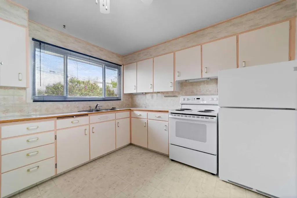 5805 48a Avenue Camrose AB T4V 0L4