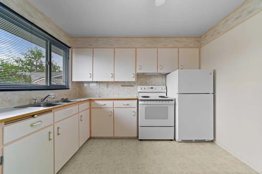 5805 48a Avenue Camrose AB T4V 0L4