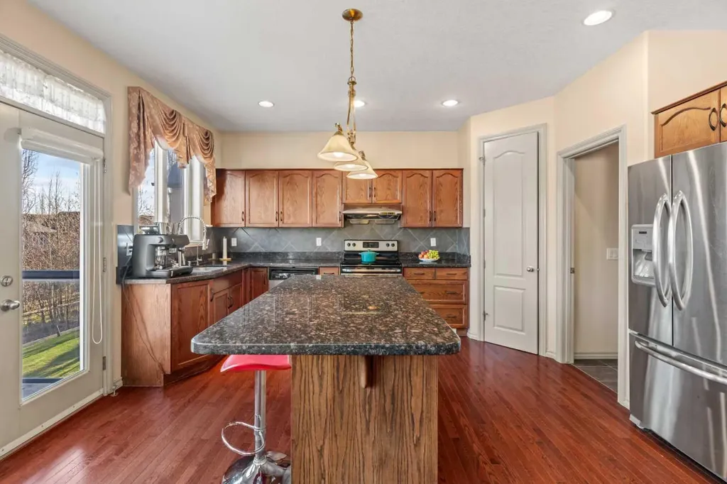 325 Discovery Ridge Way SW Calgary AB T3H5S8