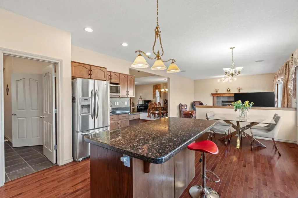 325 Discovery Ridge Way SW Calgary AB T3H5S8