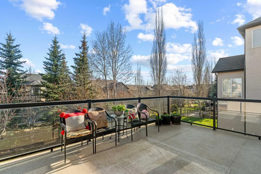 325 Discovery Ridge Way SW Calgary AB T3H5S8