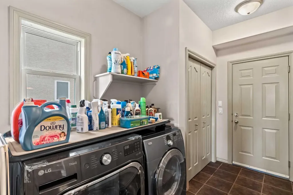 325 Discovery Ridge Way SW Calgary AB T3H5S8