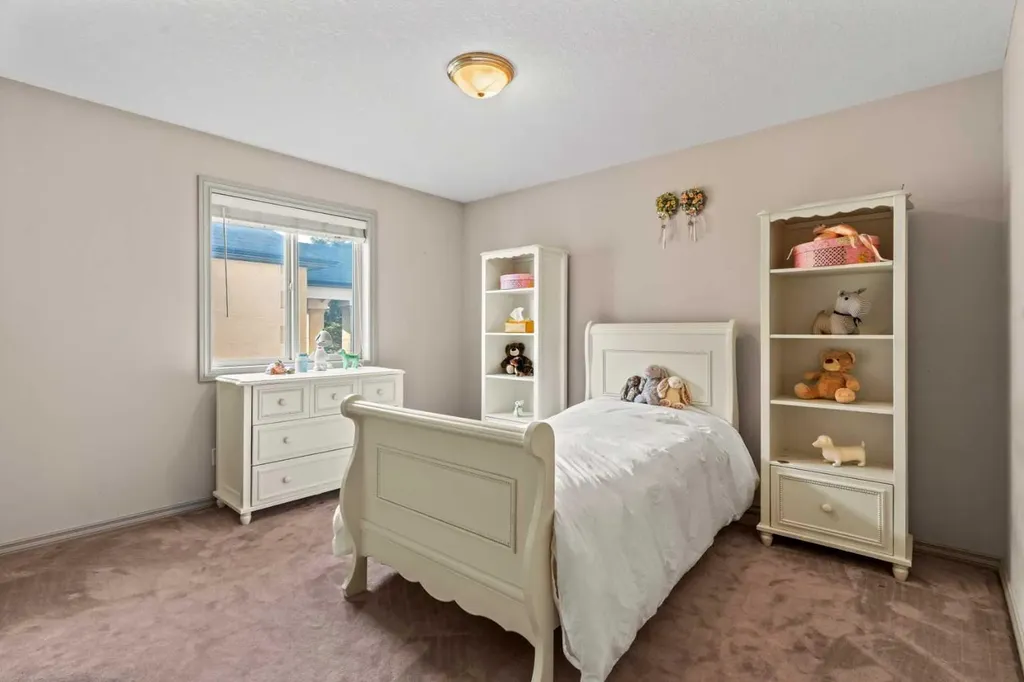 325 Discovery Ridge Way SW Calgary AB T3H5S8