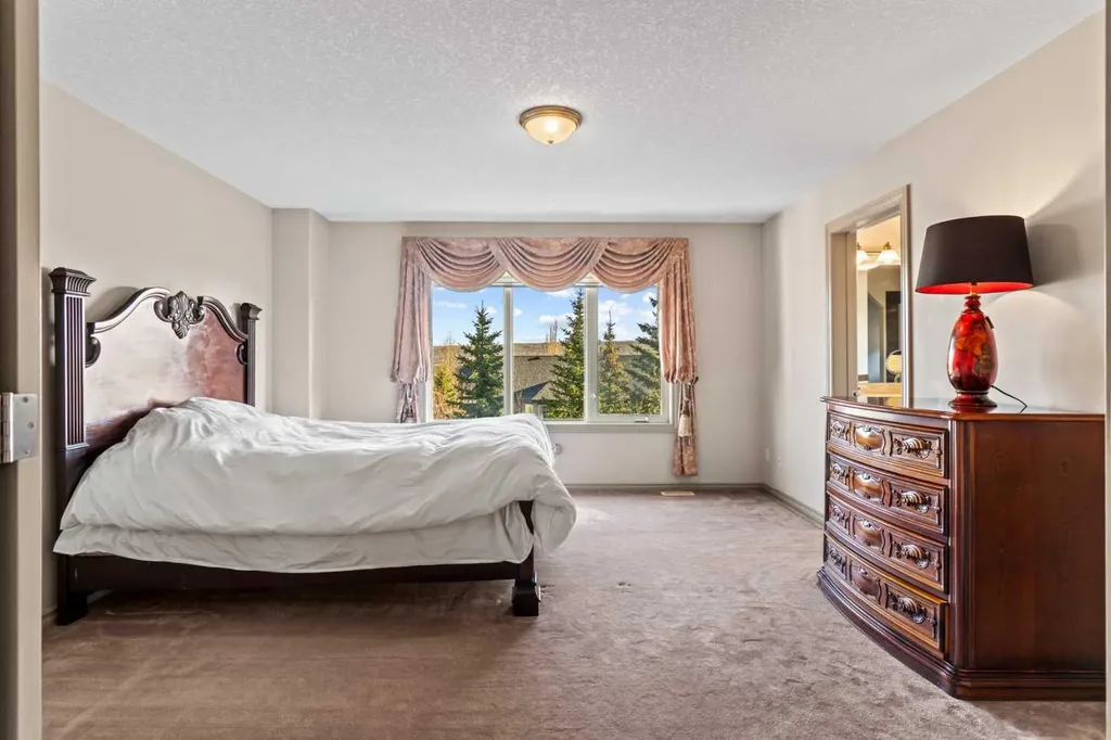 325 Discovery Ridge Way SW Calgary AB T3H5S8