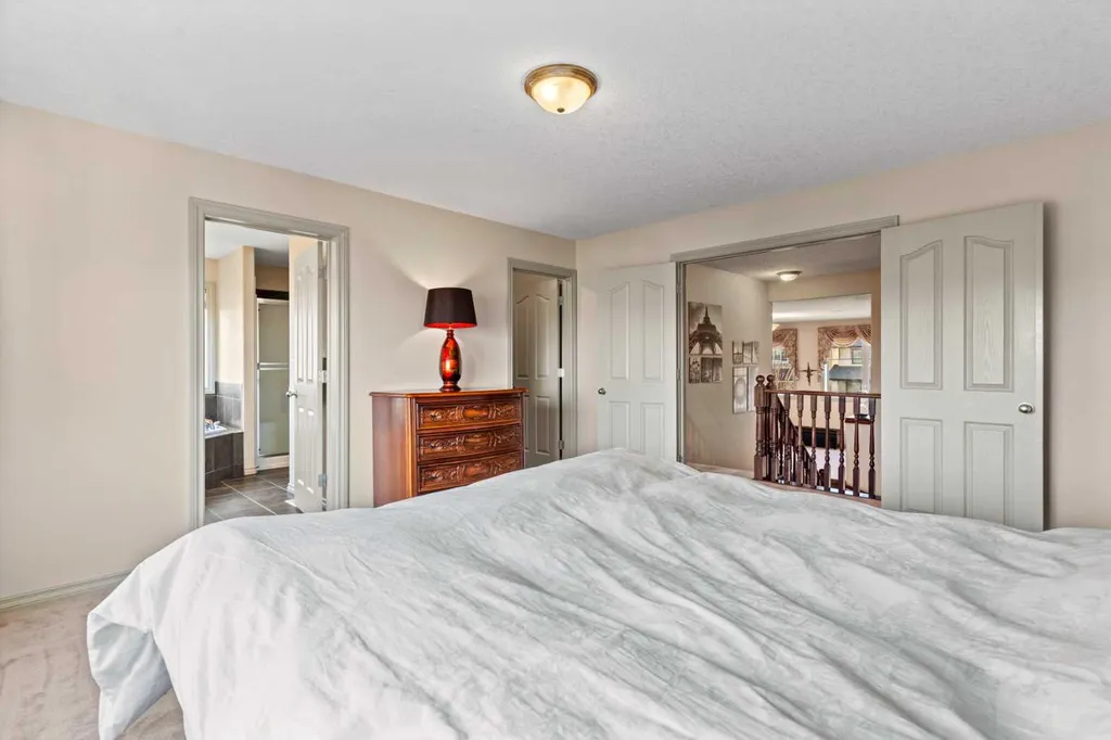 325 Discovery Ridge Way SW Calgary AB T3H5S8