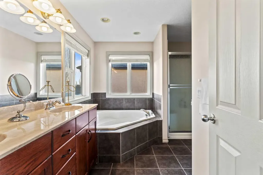 325 Discovery Ridge Way SW Calgary AB T3H5S8
