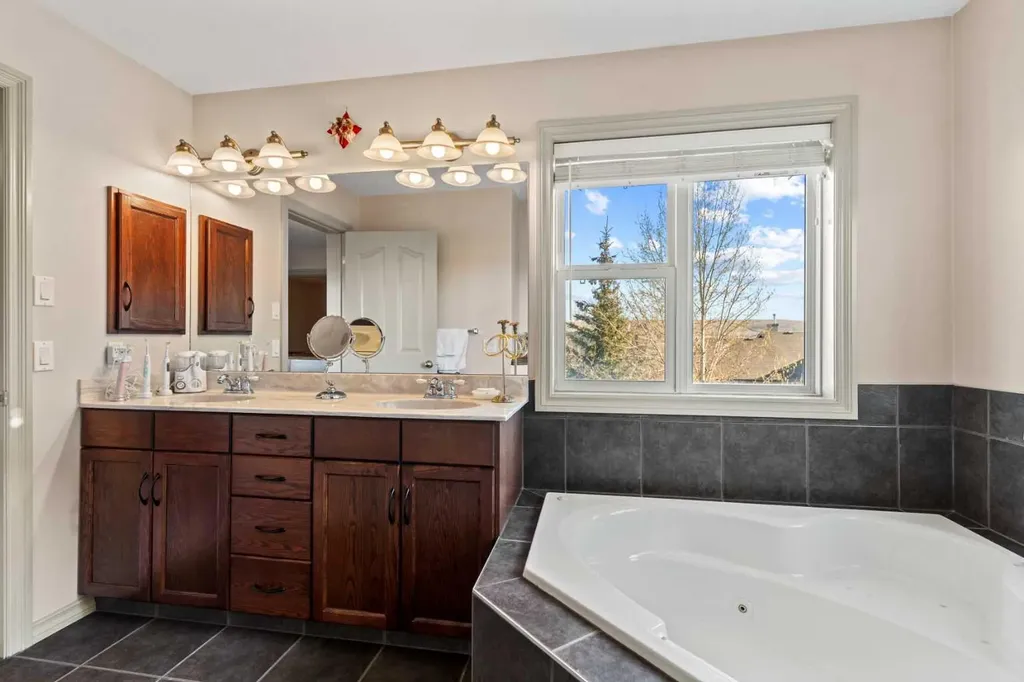 325 Discovery Ridge Way SW Calgary AB T3H5S8