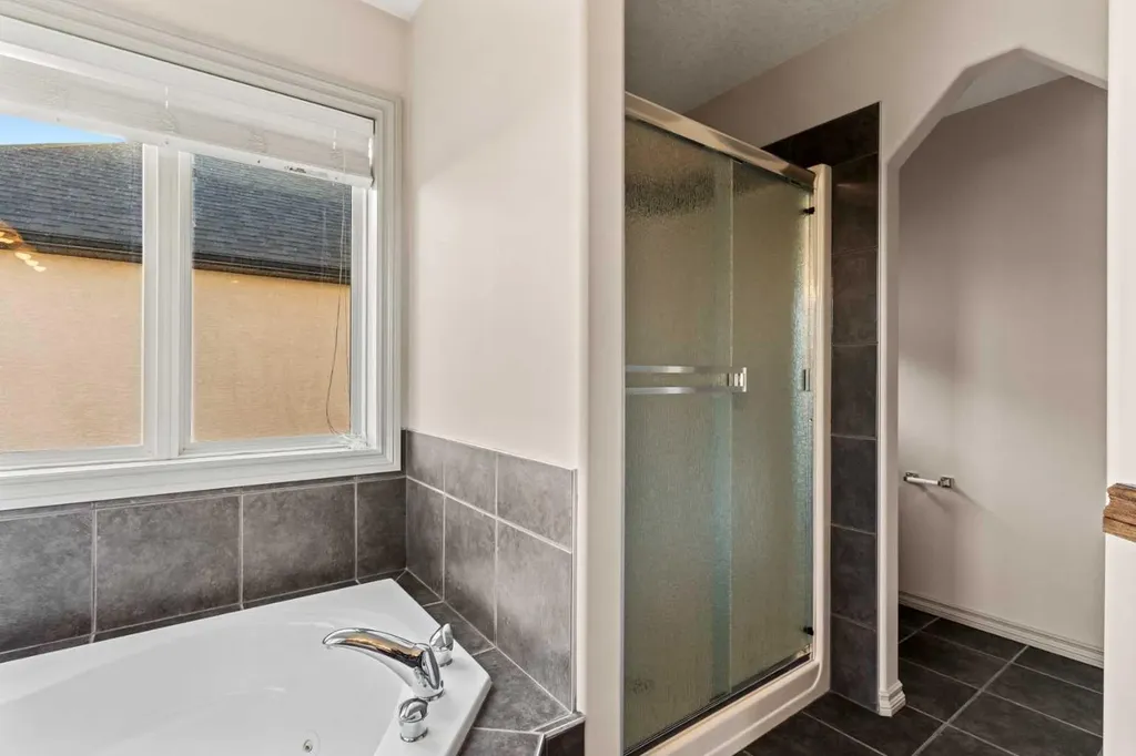 325 Discovery Ridge Way SW Calgary AB T3H5S8