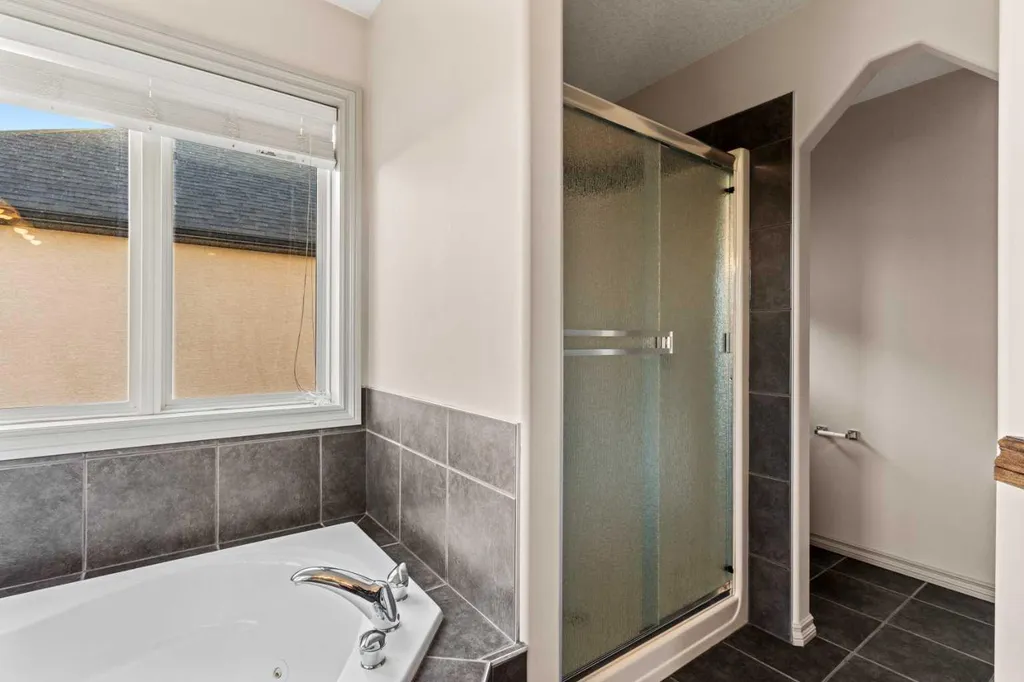 325 Discovery Ridge Way SW Calgary AB T3H5S8