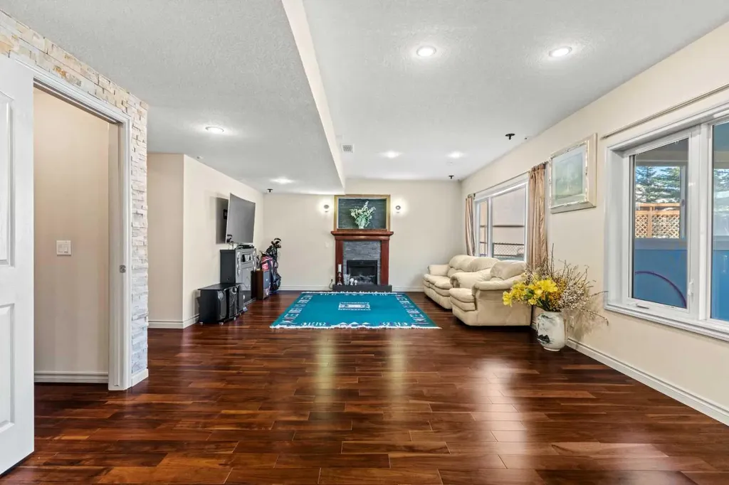 325 Discovery Ridge Way SW Calgary AB T3H5S8