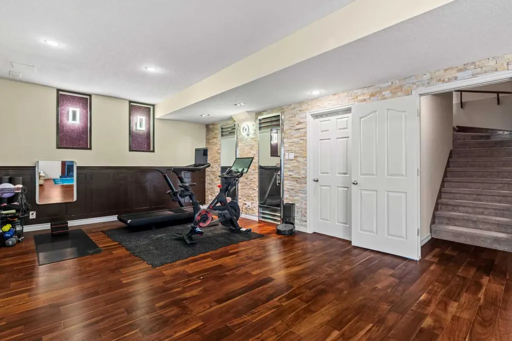 325 Discovery Ridge Way SW Calgary AB T3H5S8