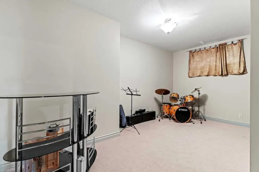 325 Discovery Ridge Way SW Calgary AB T3H5S8