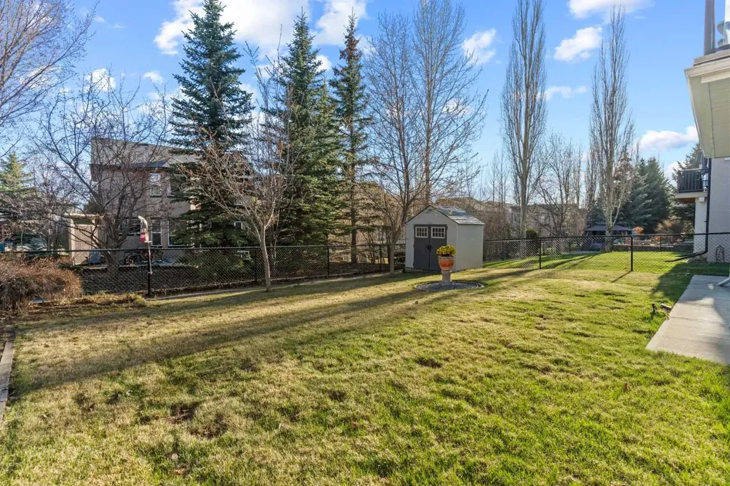 325 Discovery Ridge Way SW Calgary AB T3H5S8