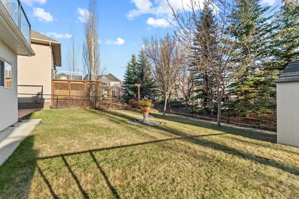 325 Discovery Ridge Way SW Calgary AB T3H5S8