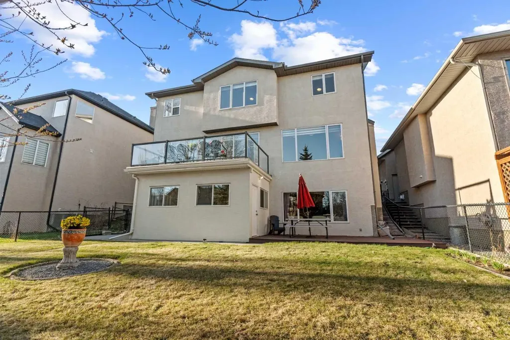 325 Discovery Ridge Way SW Calgary AB T3H5S8